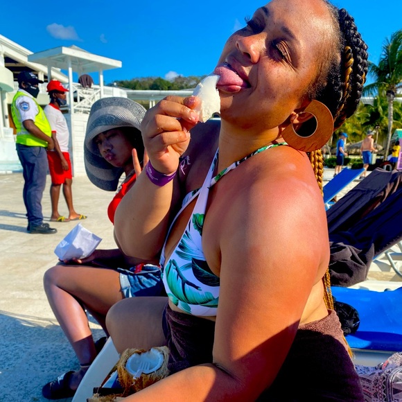 Meet your Posher, Netia - Picture 1 of 4